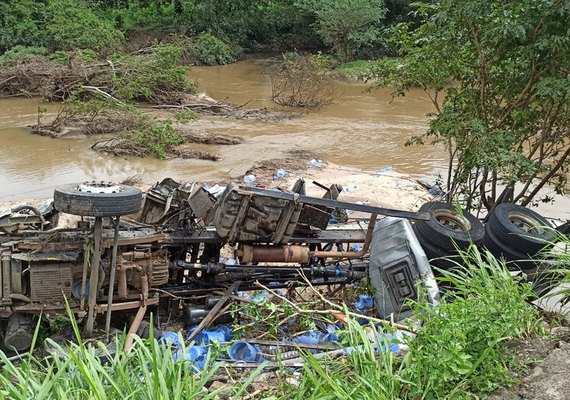 Caminhoneiro tem perna decepada após veículo cair de ponte em Atalaia