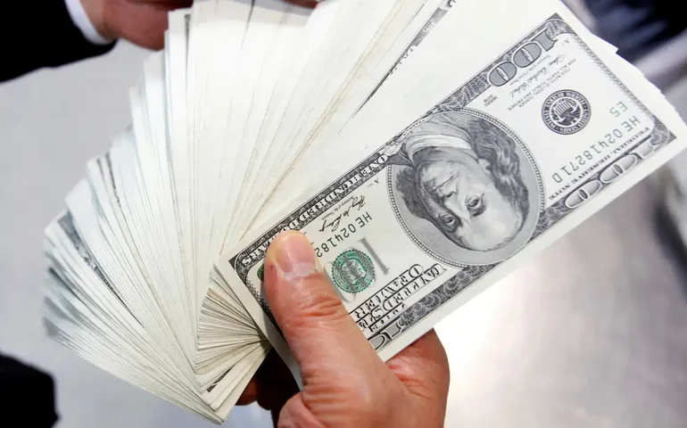 Dólar cai para R$ 5,70 com dados fracos dos EUA e ata do Copom