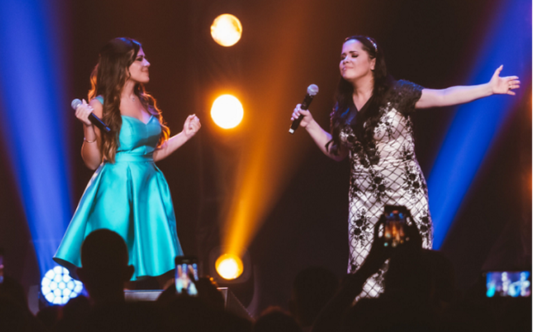 Cassiane divulga single gravado com a filha Jay Santana