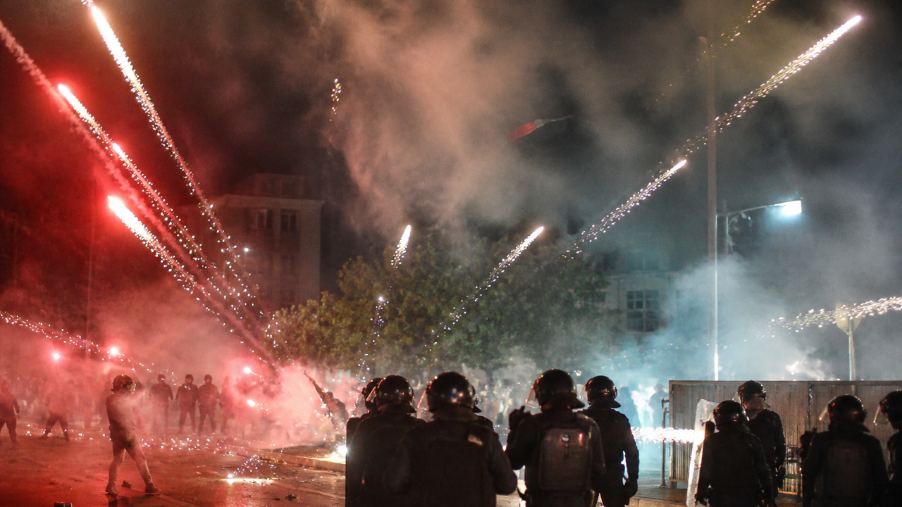 Batalha por Hogwarts? Manifestantes atiram fogos de artifício contra polícia na Albânia e viralizam