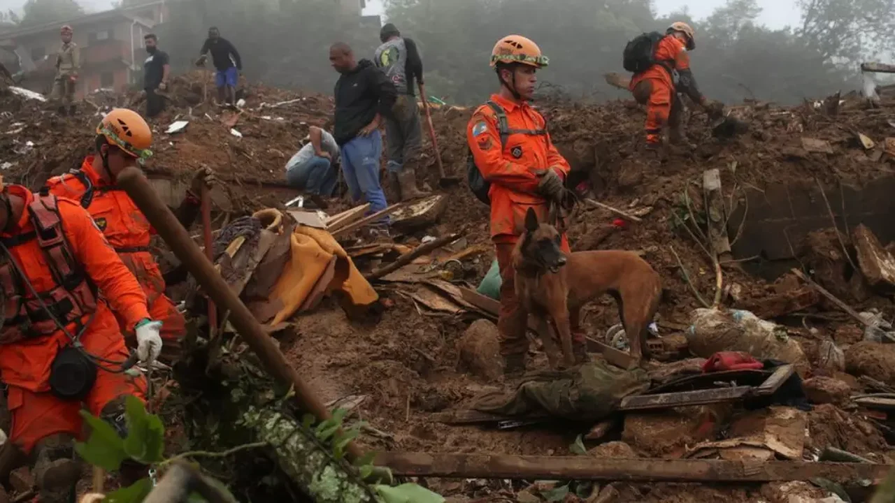 'Caos e terror': sobreviventes de esmagamento em massa que deixou 121 mortos na Índia descrevem pânico geral