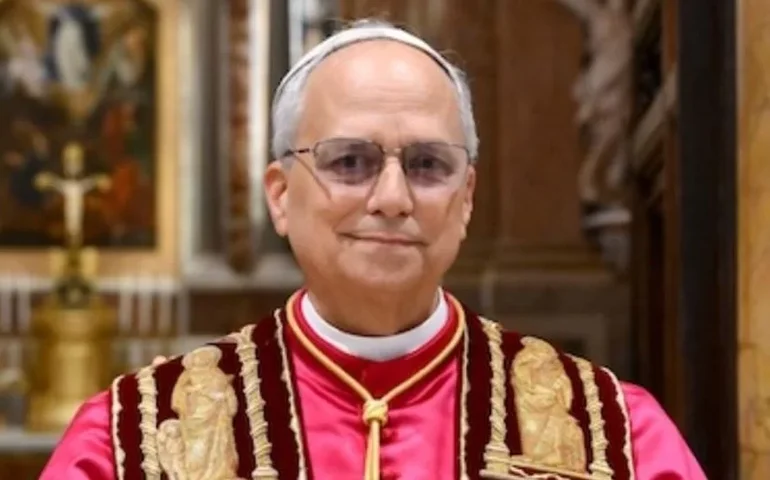Vaticano publica retrato oficial de papa Leão XIV