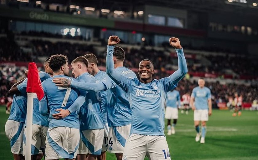 Nottingham Forest embala a terceira vitória seguida e se aproxima dos líderes do Inglês