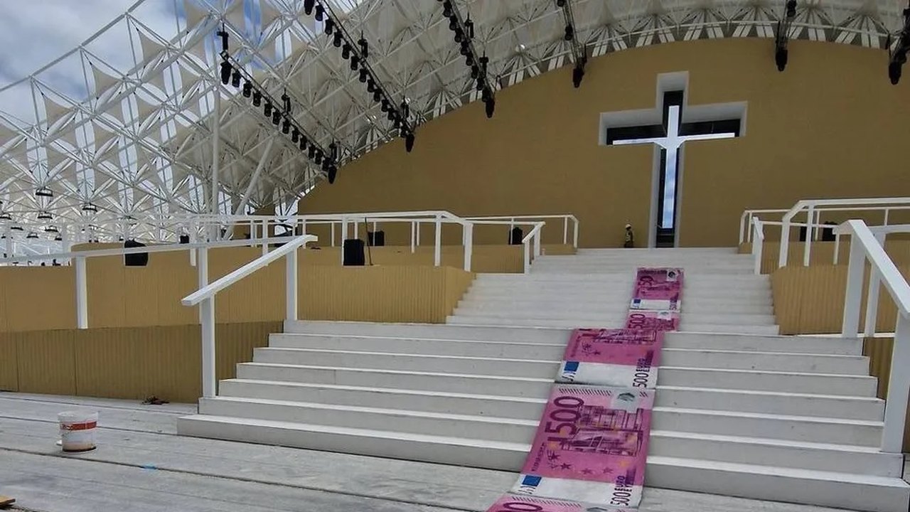 Artista de Portugal faz 'tapete de euros' em crítica aos gastos públicos com visita do papa