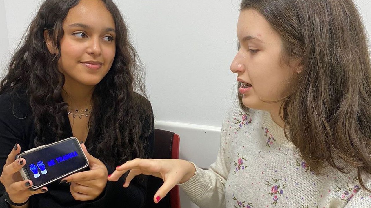 Estudantes do ensino técnico desenvolvem app para tradução em Libras