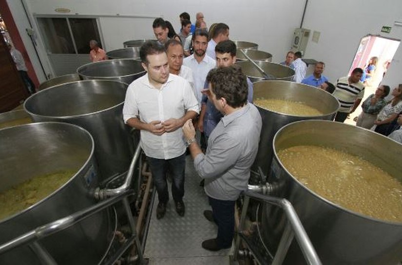 Governador Renan Filho conhece cachaçaria que orgulha alagoanos