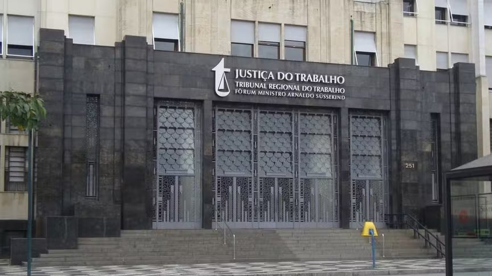 TRT reverte justa causa de porteiro acusado de furto e condomínio é condenado a pagar indenização