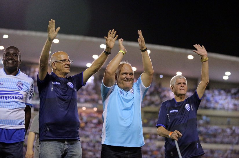 ﻿Presidente do TJ é homenageado pelo CSA durante partida no Rei Pelé