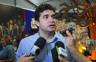 Rui Palmeira visita estande da Prefeitura de Maceió na reunião da SBPC 