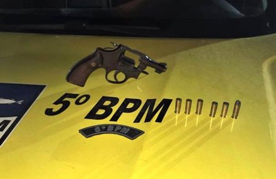 Dupla é presa pela PM por porte ilegal de arma de fogo e receptação em Maceió