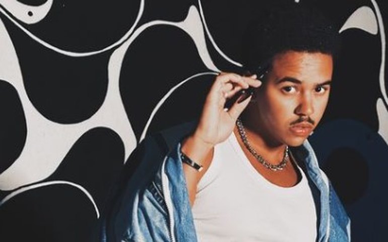 Ator Pedro Ottoni doa quantia para motorista de aplicativo comprar material escolar para filha