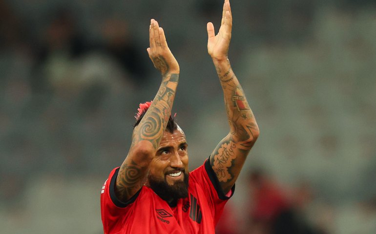 Athletico-PR deixa eliminação na Copa do Brasil para trás, vence Bahia e se reabilita