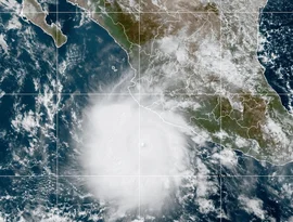 Poderoso furacão Polo castiga a costa do México enquanto Nolo se dirige para o Havaí.