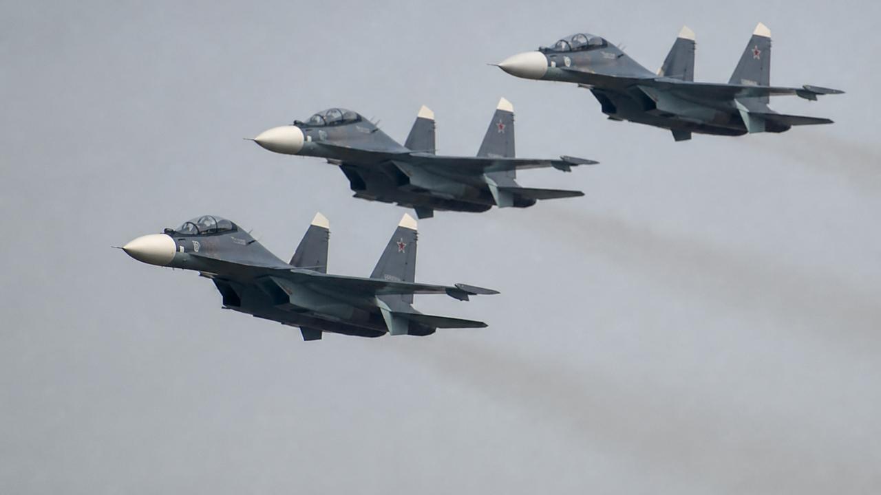 Veja imagens impressionantes de caças russos em espetáculo aéreo na Índia