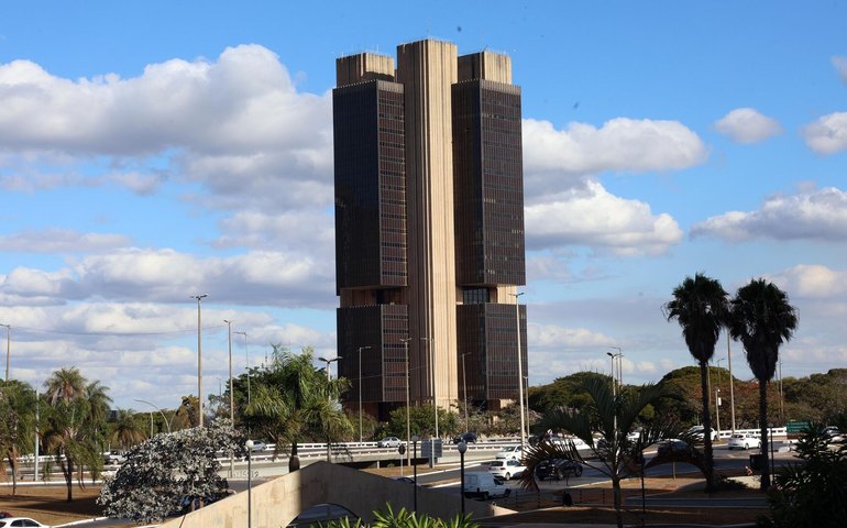 Banco Central mantém taxa de juros em 15% ao ano mesmo com melhora da inflação