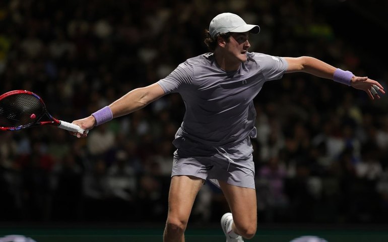 João Fonseca vence Shapovalov na estreia do Masters 1000 de Paris