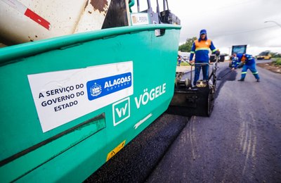 Prefeita Tia Júlia realiza visita às obras de recapeamento da BR-316