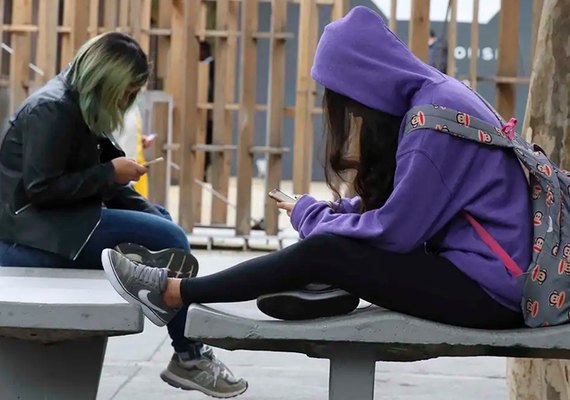 Em Alagoas, 83,8% da população de 10 anos ou mais tinha celular em 2024