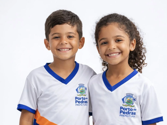 Prefeito Allan de Jesus entrega fardamento escolar para os estudantes nesta segunda (23)