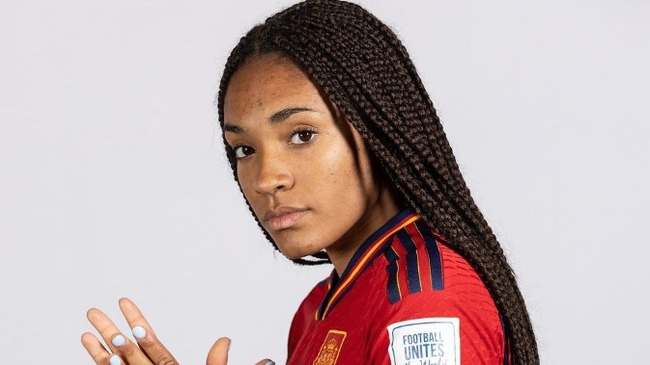 Quem é Salma Paralluelo, joia espanhola que saiu do banco e fez gols nas quartas e na semifinal