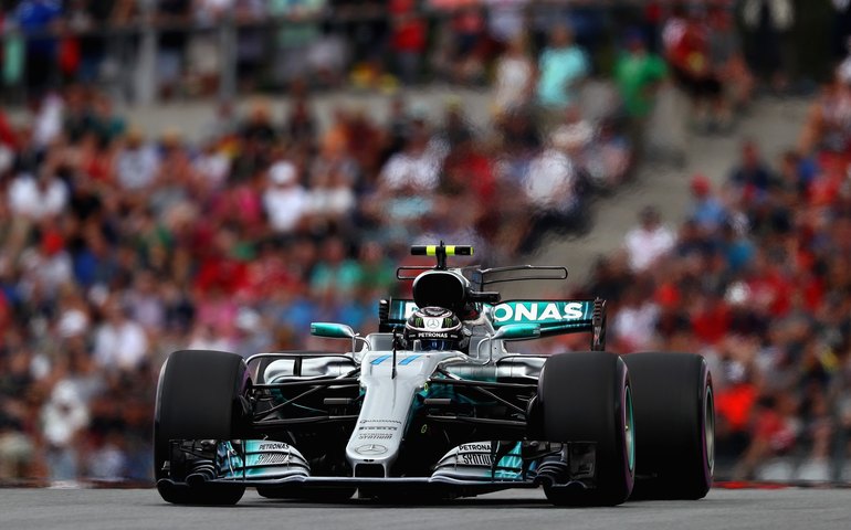 Bottas lidera dobradinha da Mercedes em treino livre para GP do 70º Aniversário