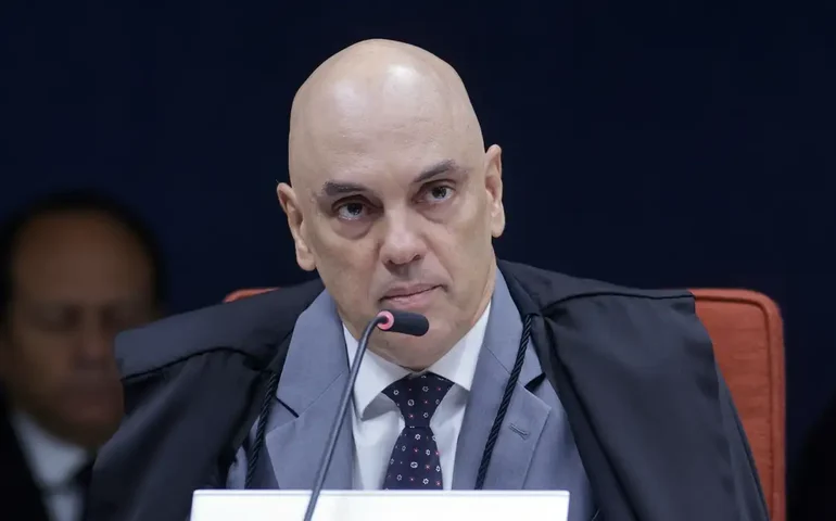 Moraes vota por manter execução das penas de Bolsonaro e outros réus