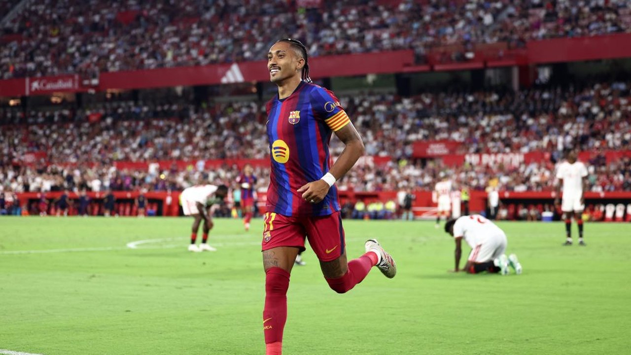 Raphinha volta a treinar com o Barcelona e fica perto de retorno