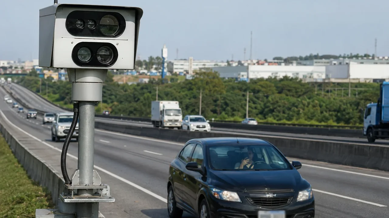 Radares com IA multam motoristas por uso de celular e falta de cinto no Rodoanel