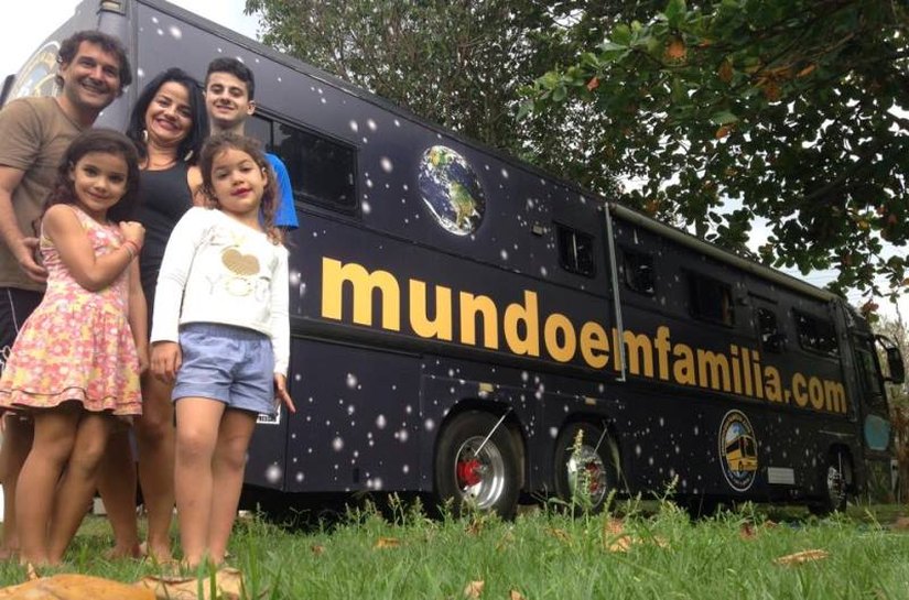 Família que percorre o mundo em um ônibus chega a Maceió