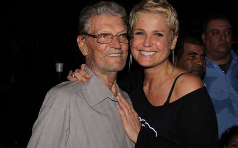 Xuxa culpa hospital por estado grave de saúde do pai