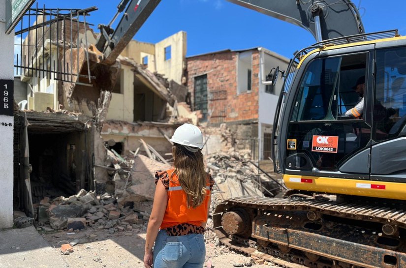 VÍDEO: Prédio com risco de desabamento é demolido na Levada