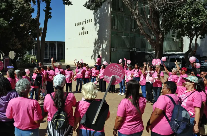Câncer de mama: manifestação cobra acesso a tratamento aprovado no SUS