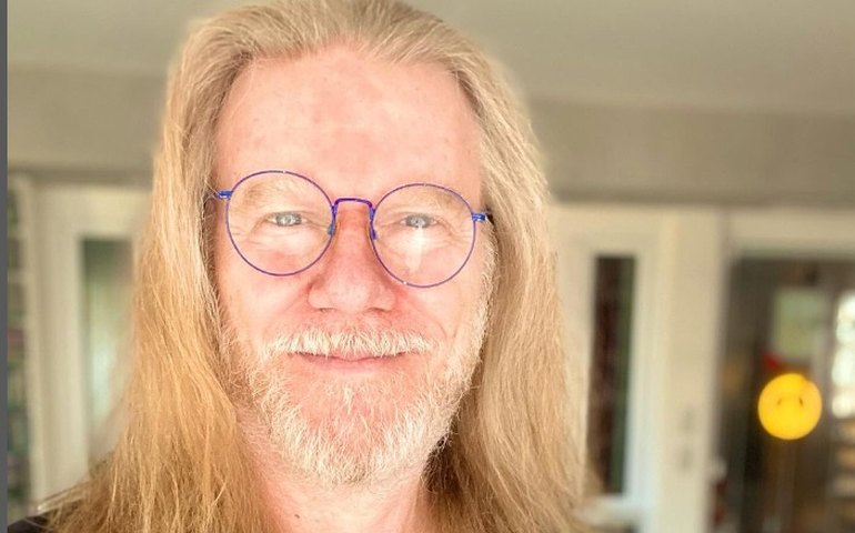 Humberto Gessinger vira cantor de casamento para celebrar festa da filha