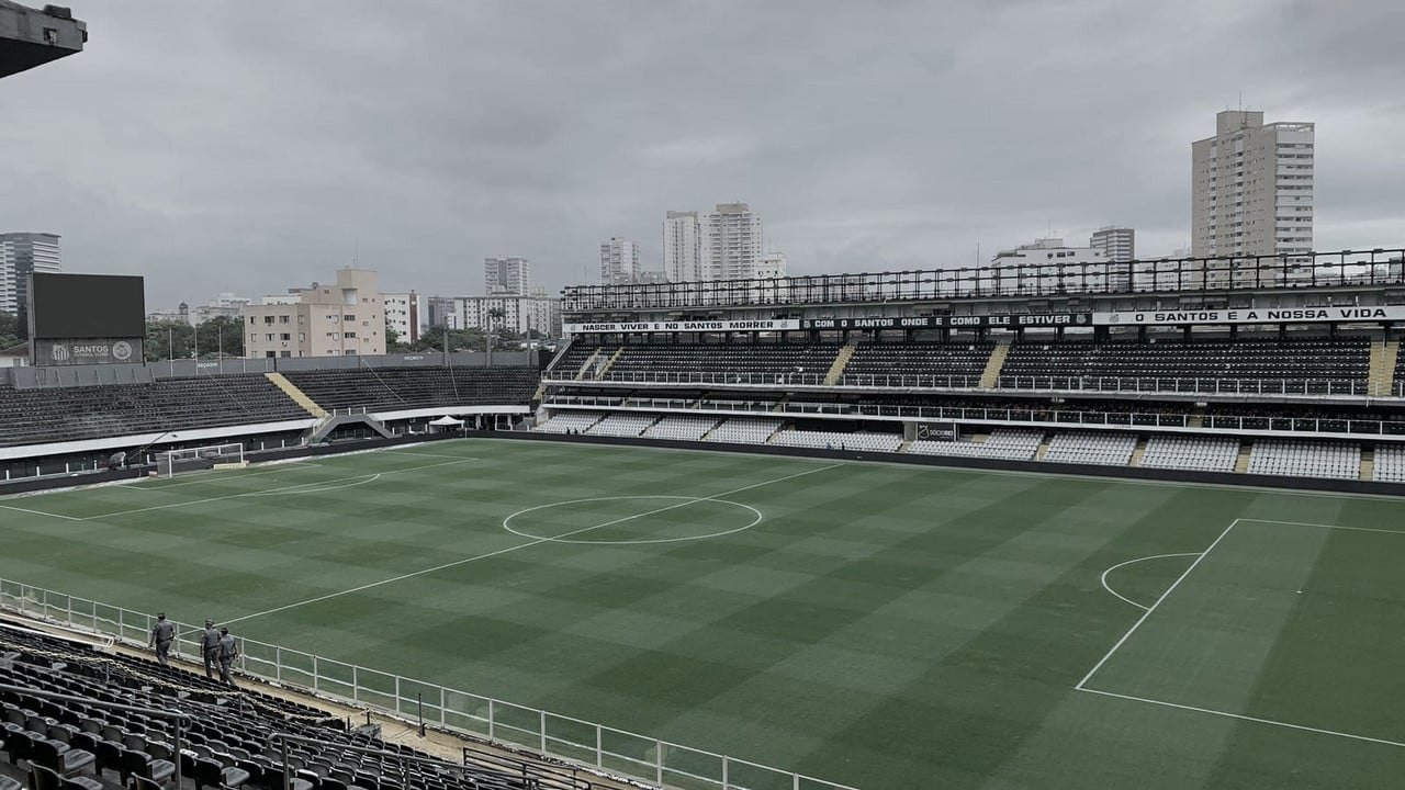 Vila Belmiro é pichada com ameaças a jogadores e contra a gestão Rueda: 'Queremos sua vida'