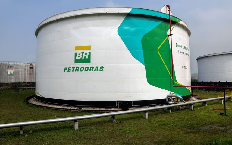 Petrobras anuncia pagamento de dividendos em duas parcelas para 2026
