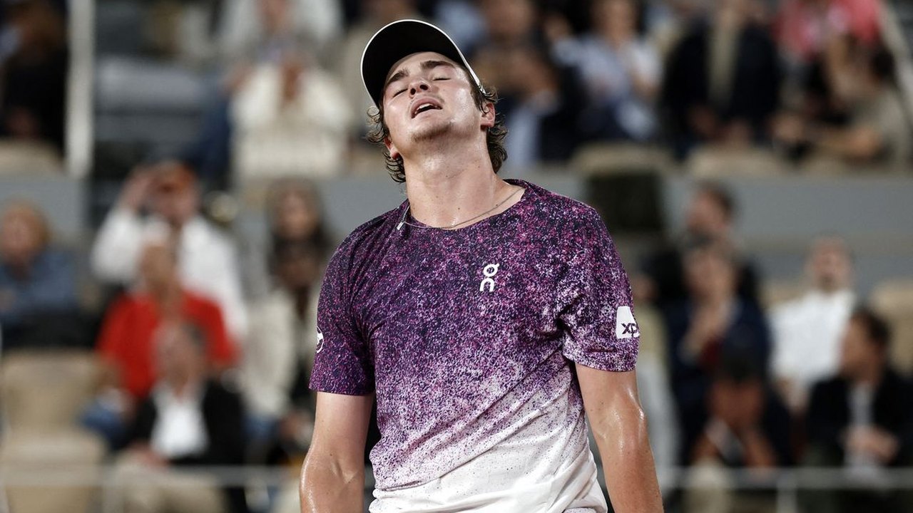 João Fonseca luta, mas dá adeus a Roland Garros após revés para Mensik
