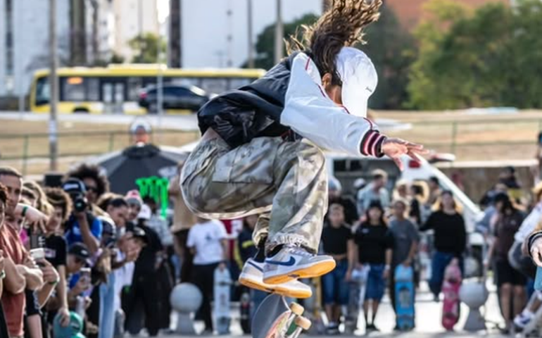 Rayssa Leal erra manobras, sofre quedas e fica fora das finais na SLS de Paris