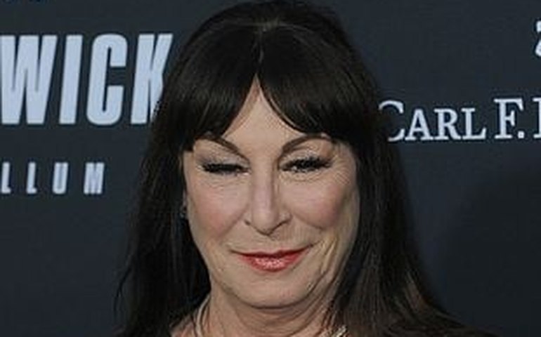 Anjelica Huston revela batalha contra o câncer: 'Tive muita sorte'