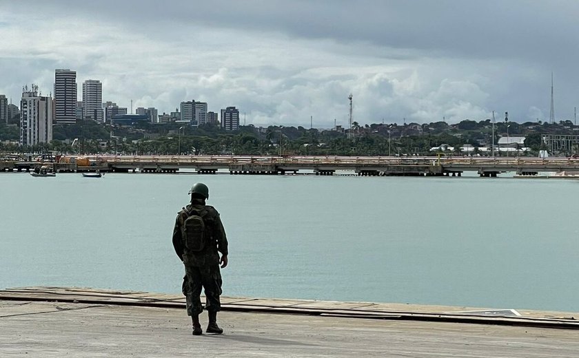 Marinha e FEPEAL levam apoio a pescadores durante operação em Alagoas