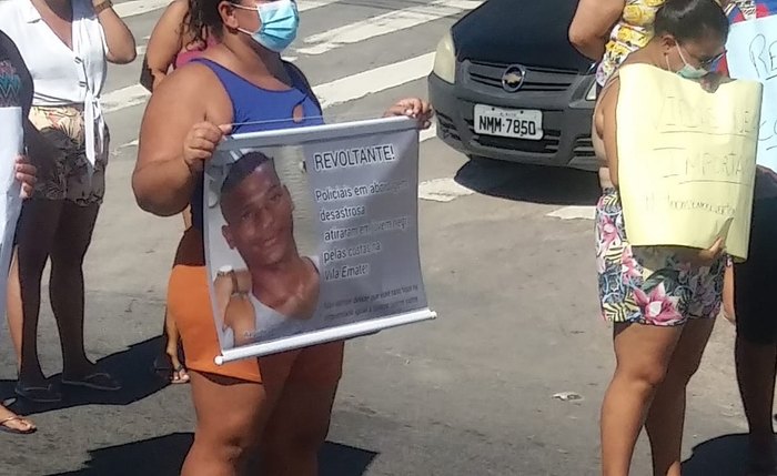 Família durante protesto contra PMs Família durante protesto contra PMs