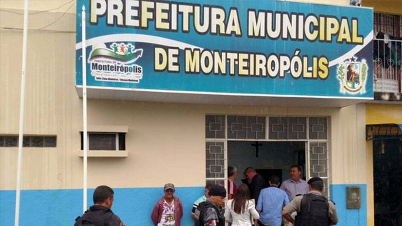 Gecoc cumpre mandados na prefeitura de Monteirópolis, AL