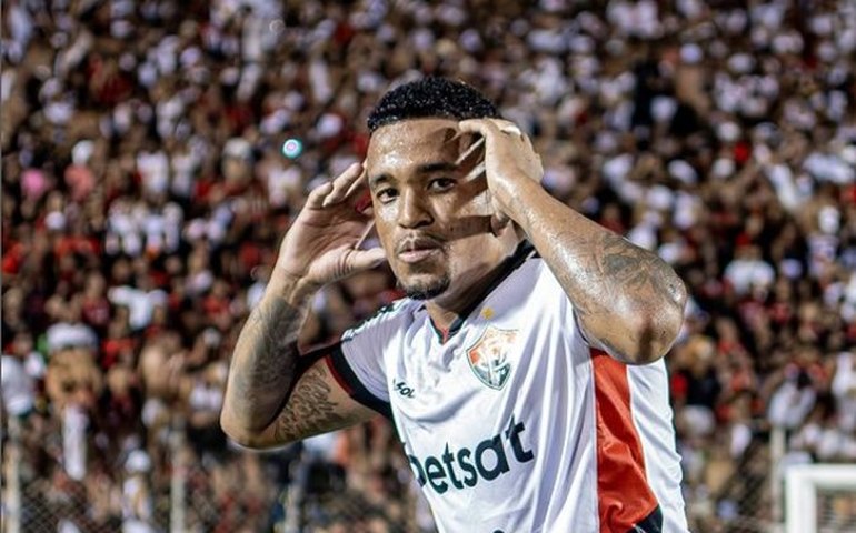 Alerrandro faz dois, Vitória supera o Fortaleza e garante permanência no Brasileirão
