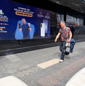 Placas de concreto no Centro são substituídas; motoristas devem reforçar cuidado com áreas destinadas aos pedestres