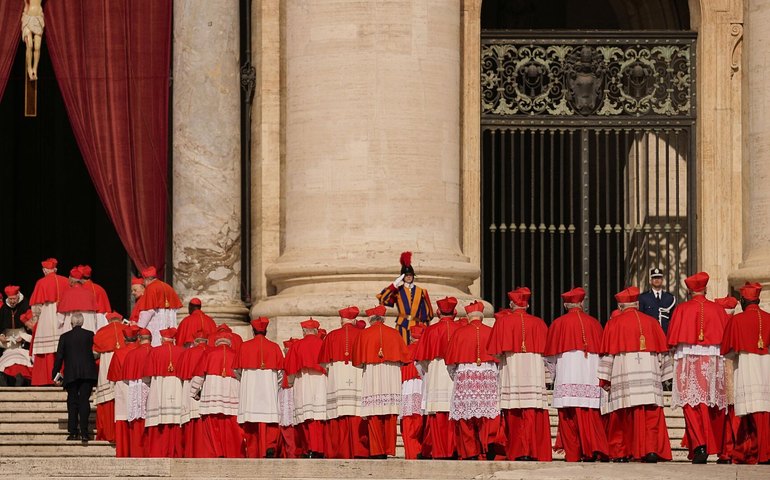 Fumaça branca: conclave bate o martelo e escolhe o novo Papa