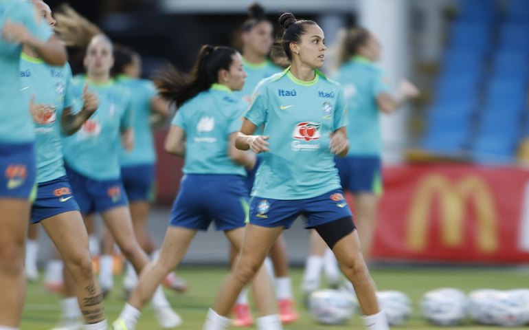 Seleção feminina realiza primeiro treino com todas as convocadas