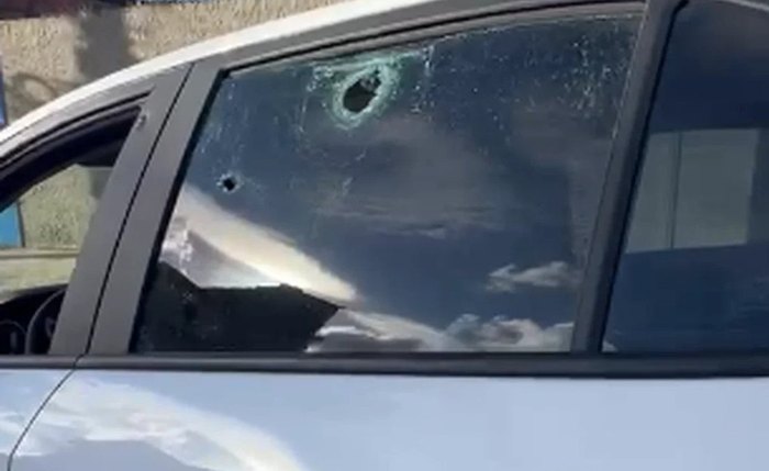 Veículo conduzido pela vítima foi atingido por disparos durante atentado no Tabuleiro do Martins, em Maceió
