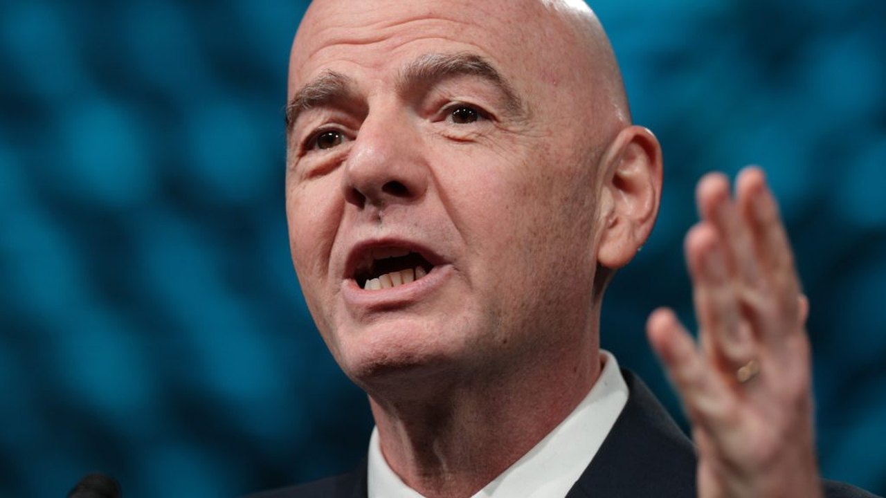 Infantino se desculpa, mas é cobrado por conselheiros em reunião da FIFA