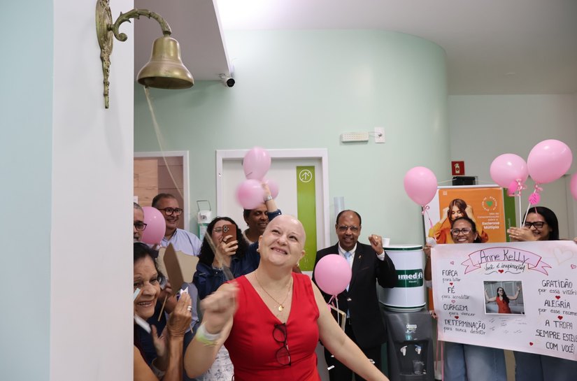 Professora celebra última quimioterapia com homenagem marcada por acolhimento e esperança