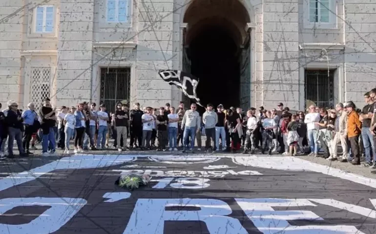 Torcedores na Itália prestam homenagem a Oscar Schmidt