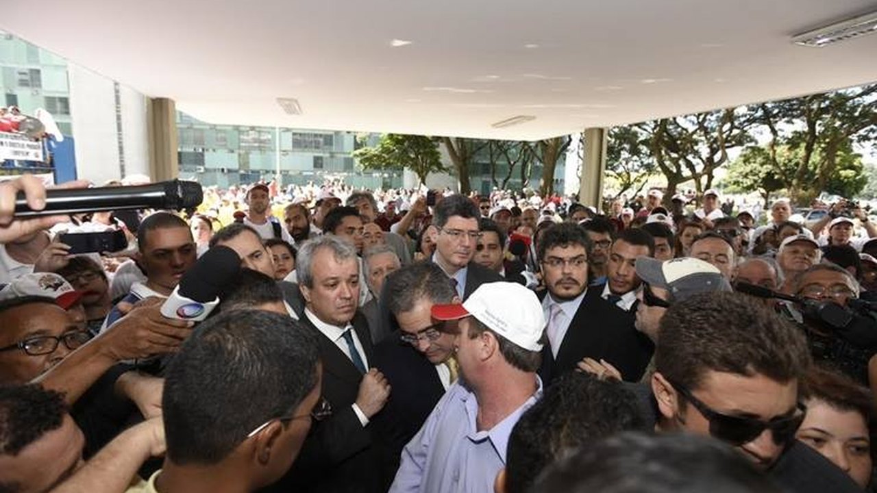 Em meio a tumulto, ministro Joaquim Levy negocia com manifestantes